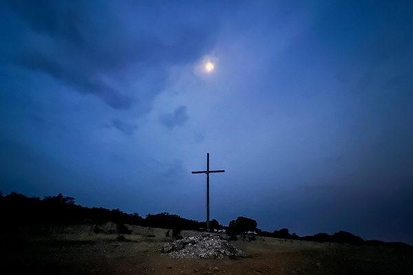 After leaving Agés we passed the Cruz de Matagrande in the moonlight.