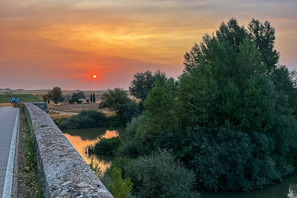 Between Castrojeriz del Camino and Boadilla del Camino we walked over the Puente de Itero (Itero bridge) spanning the River Pisuerga and we watched the sunrise