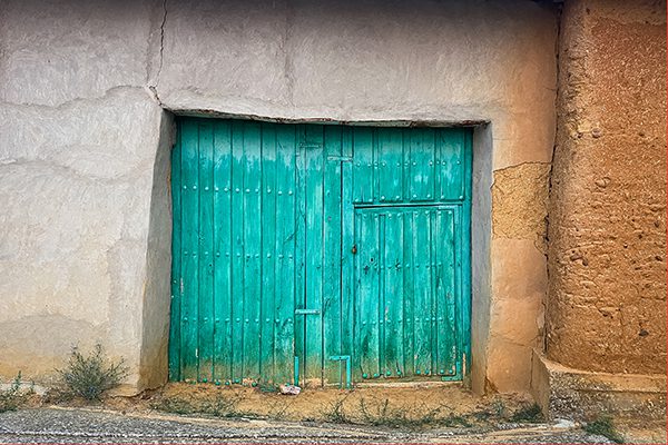 Before we reached Sahagún we passed a farm barn with a colourful green door