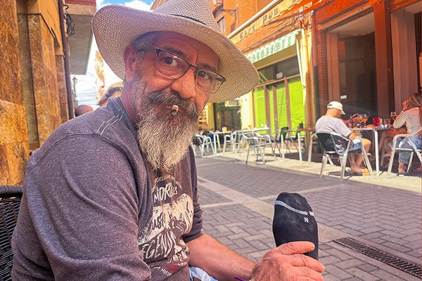 When we arrived in Mansilla de las Mulas I met a local who helped me stretch an aching calf muscle
