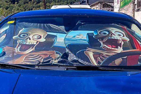 On a road from Cacabelos to Ambasmestas we passed a car that had an unusual sun protecter screen behind the windshield