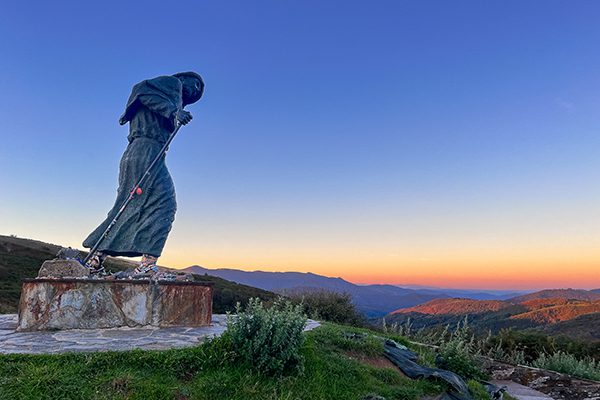 Setting off for Triacastela we arrived right on time at the Monumento do Peregrino (Monument to the Pilgrim) to watch the sunrise