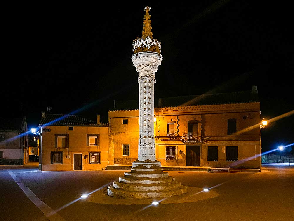 Medieval Rollo illuminated before dawn in the plaza at Boadilla del Camino