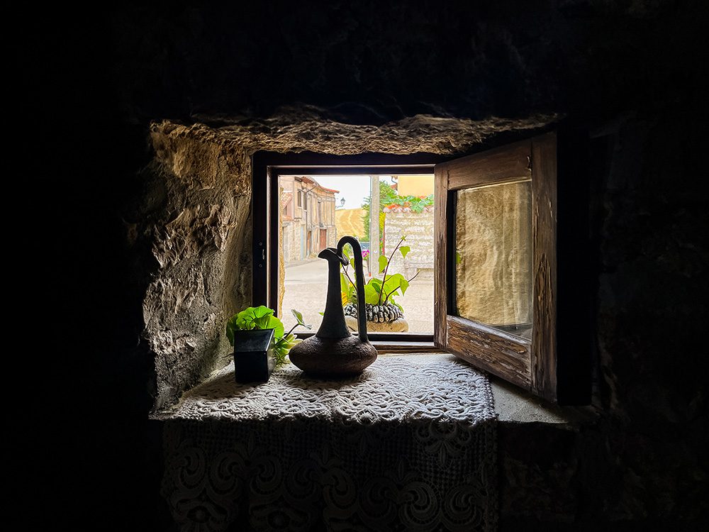 Rustic window inside El Alquimista restaurant in Agés