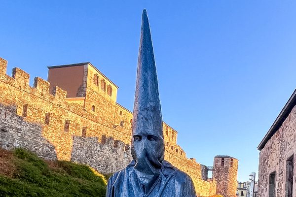 In Ponferrada we saw the statue of the Nazarene Lambrión Chupacandiles, located near the Templar Castle